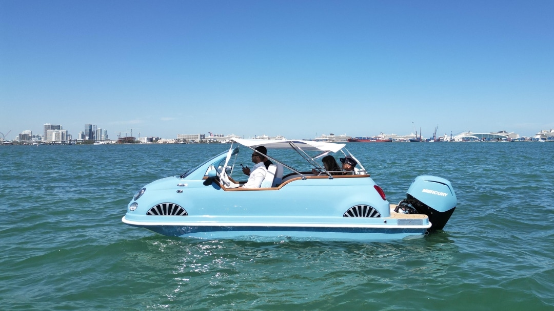 La Dolce Vita: Floating Fiat 500